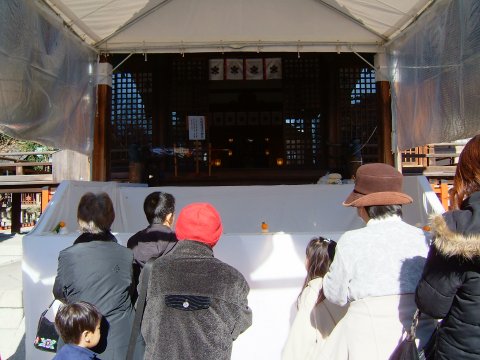 城山八幡宮本殿前
