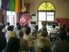 演奏風景 />
<h2>会場の紹介</h2>
<p>善篤寺は、応永年間(1394〜1427)に、清洲城下で開基された曹洞宗の寺院で菩提寺とも呼ばれます。</p>
<p>慶長15年(1610)、名古屋城の築城に伴う城下町ごとの移転「清洲越」により、現在の中区門前町に移転しましたが、昭和16年(1941)に都市計画による区画整理事業に伴い、現在地に移転して今に至っています。</p>
<p>本堂は鉄筋コンクリート造ですが、寺院の本堂としては珍しいステンドグラスの窓が魅力的です。</p>
<img src=