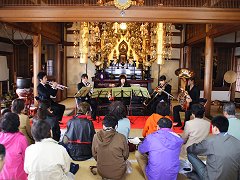 西蓮寺演奏光景
