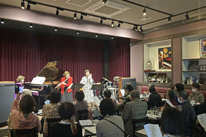 �������i