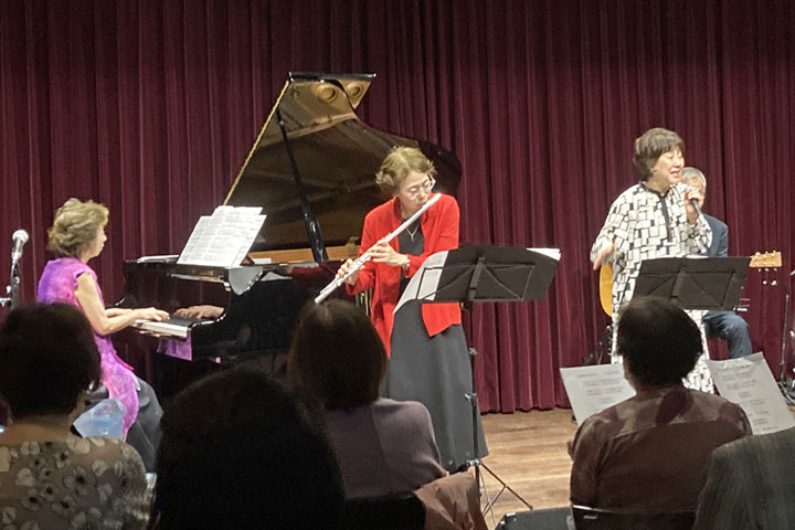 �������i