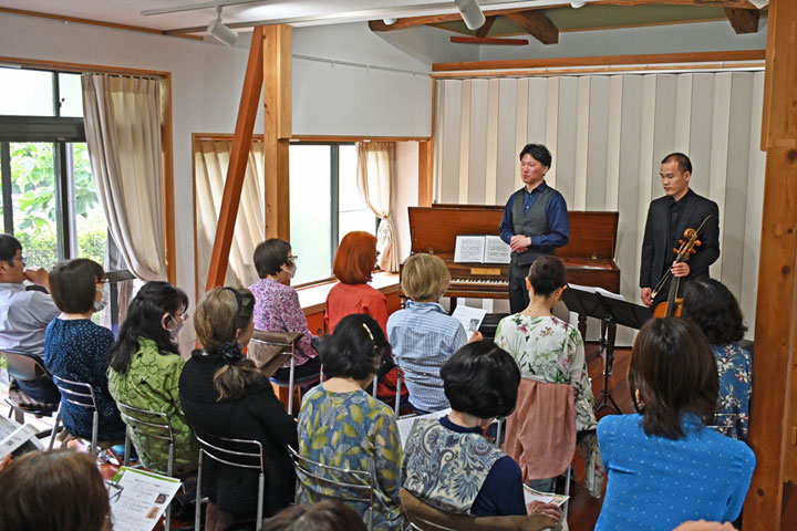 �������i