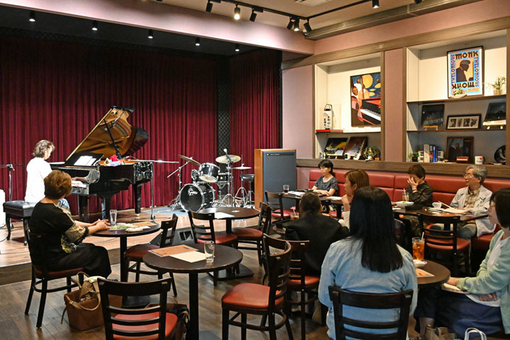 �������i