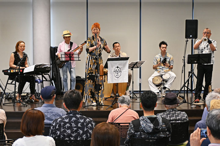 �������i