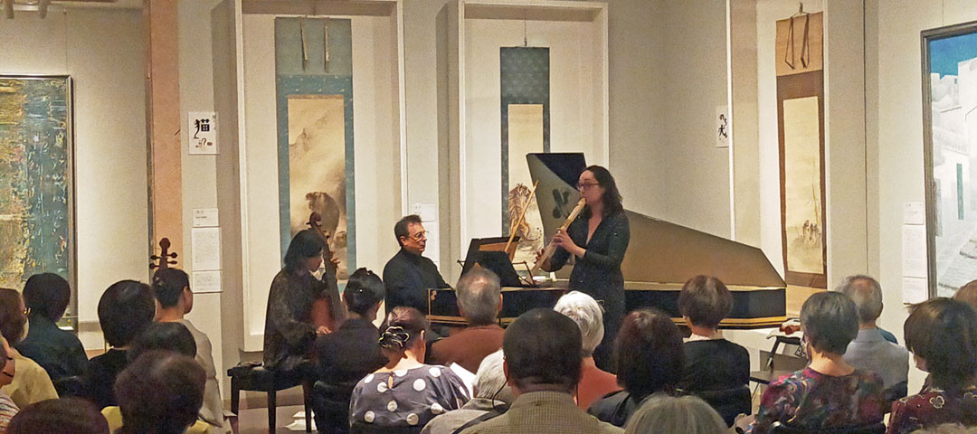 �������i