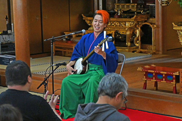 �������i