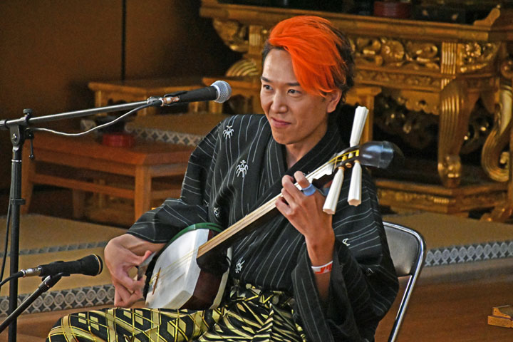 �������i