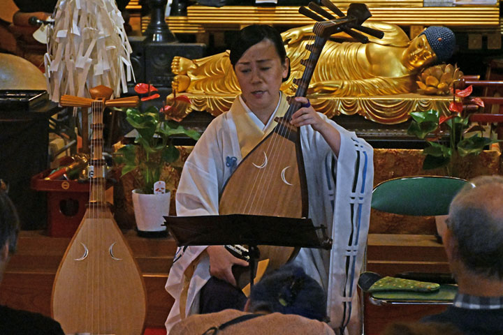 �������i