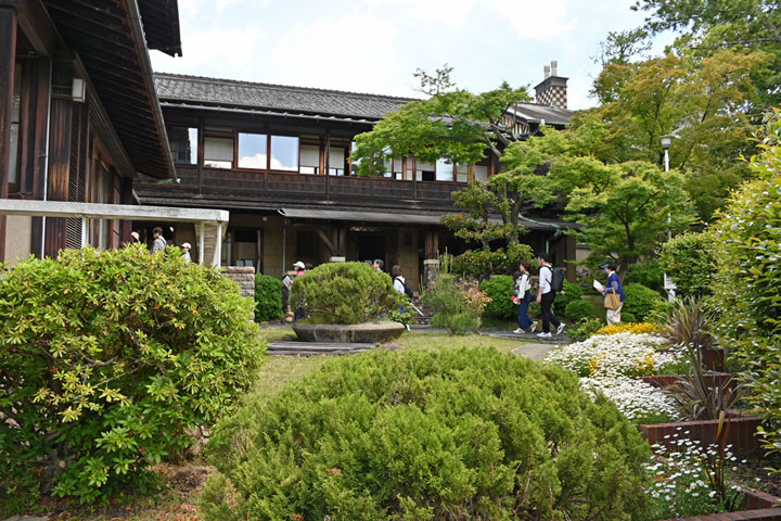 �������i