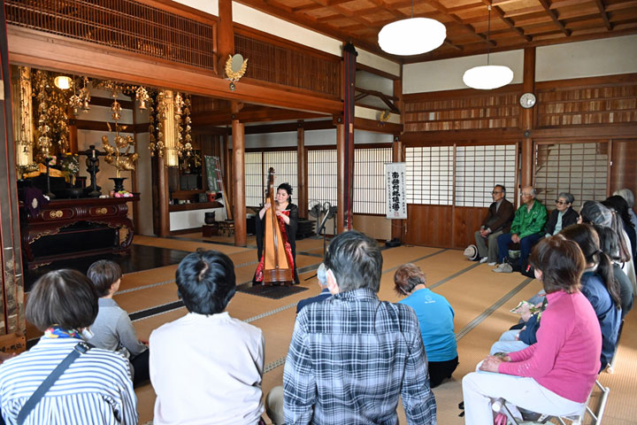 �������i