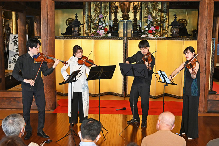 �������i