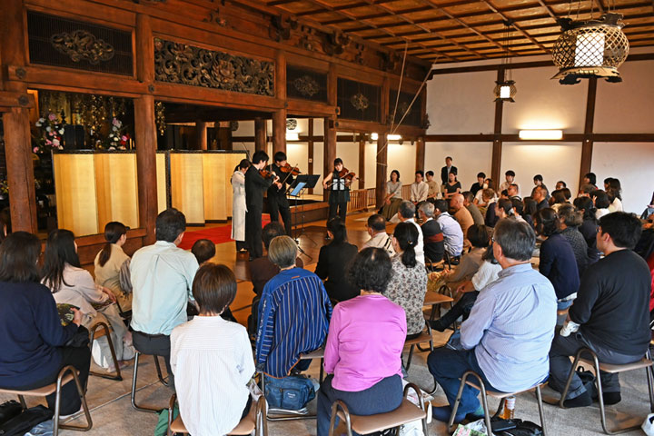 �������i