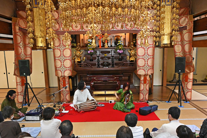 �������i