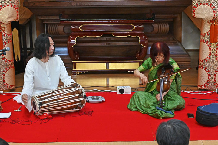 �������i