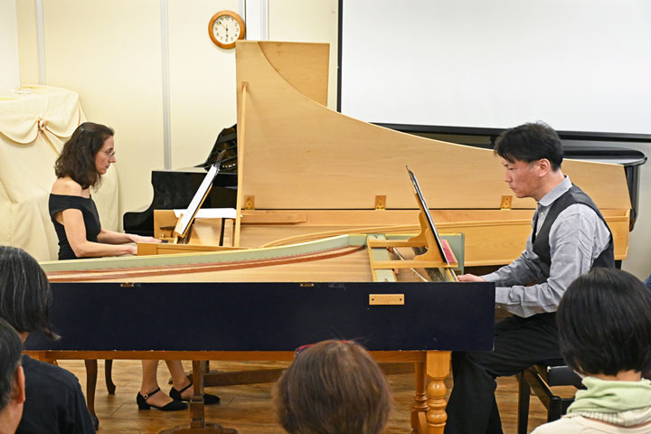 �������i