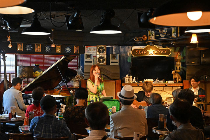 �������i